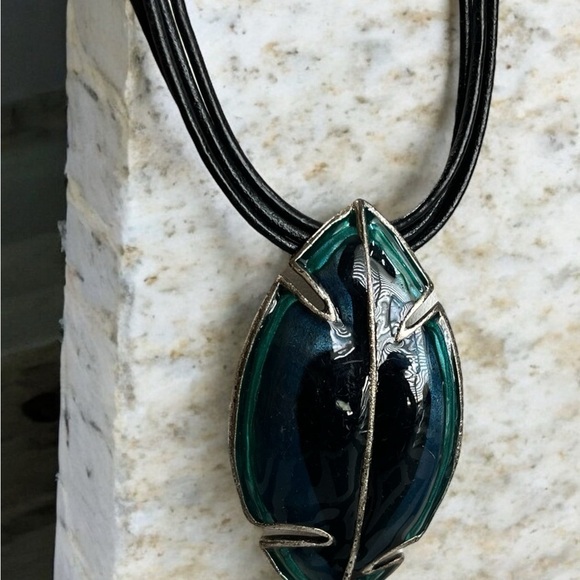 CHICO'S ENAMEL LEAF CHOKER LAGENLOOK W/ADJUSTABLE BLACK CORD - Picture 4 of 5